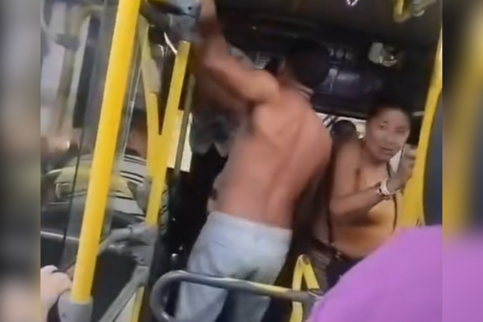 Agressão foi registrada por passageiros./Reprodução/Redes sociais