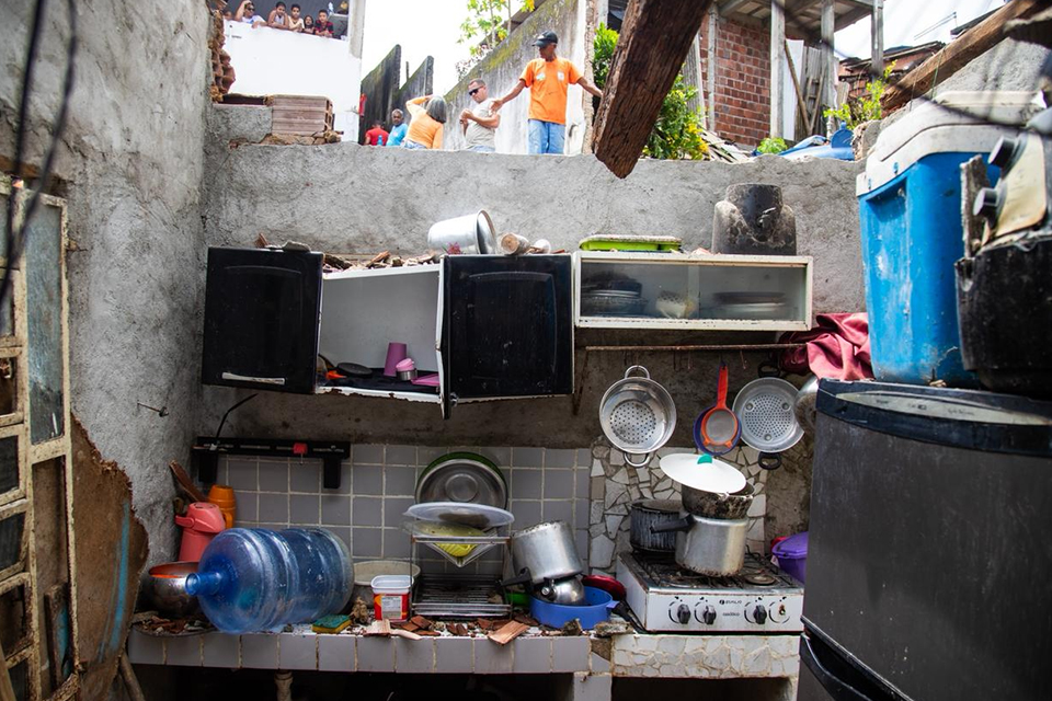 Casa foi destruída por desabamento de muro em Camaragibe/KAROL RODRIGUES/DP