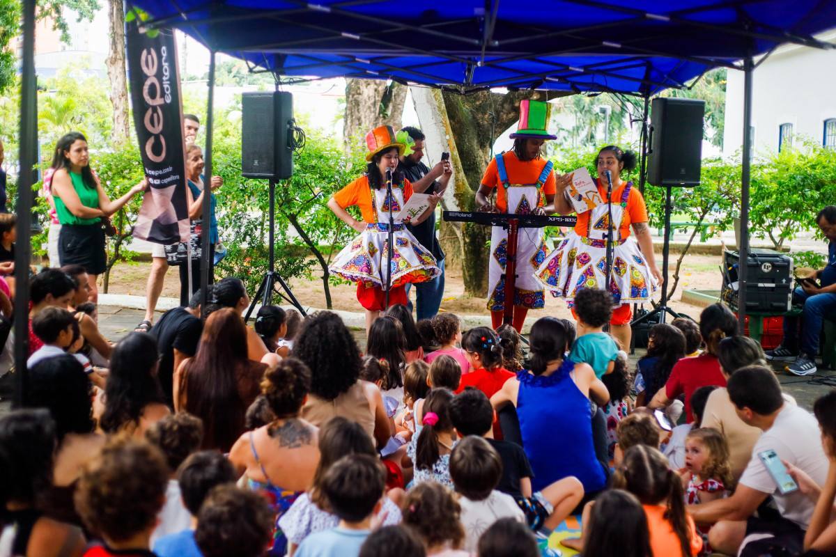 Durante o Domingo sem Tela, a garotada troca o celular por oficinas de criação, contação de histórias e brinquedos infláveis/Foto: Silla Cadengue