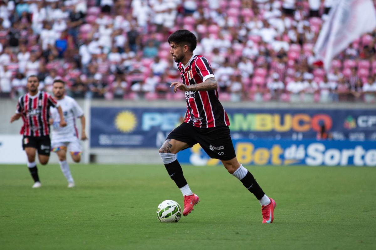 Matheus Regis em ação pelo Santa Cruz/Paulo Matheus/FPF