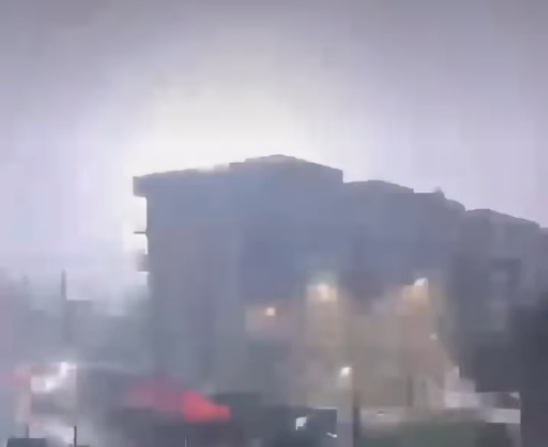 Raio atinge prédio de um conjunto residencial em Camaragibe, no Grande Recife; Veja vídeo
/Reprodução/Redes