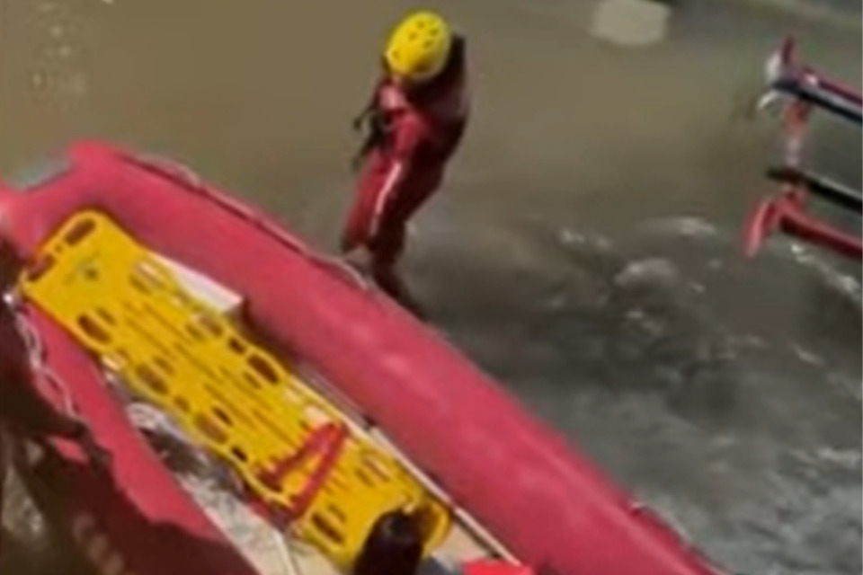 Ação do Corpo de Bombeiros no bairro de Cavaleiro, em Jaboatão dos Guararapes /Reprodução de Vídeo/TV Guararapes