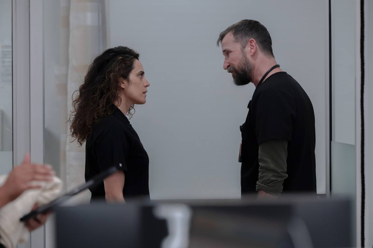 Robby (Noah Wyle) e Dra. Baran Al-Hashimi (Sepideh Moafi) entram em conflito durante o plantão/Foto: Warrick Page/HBO Max