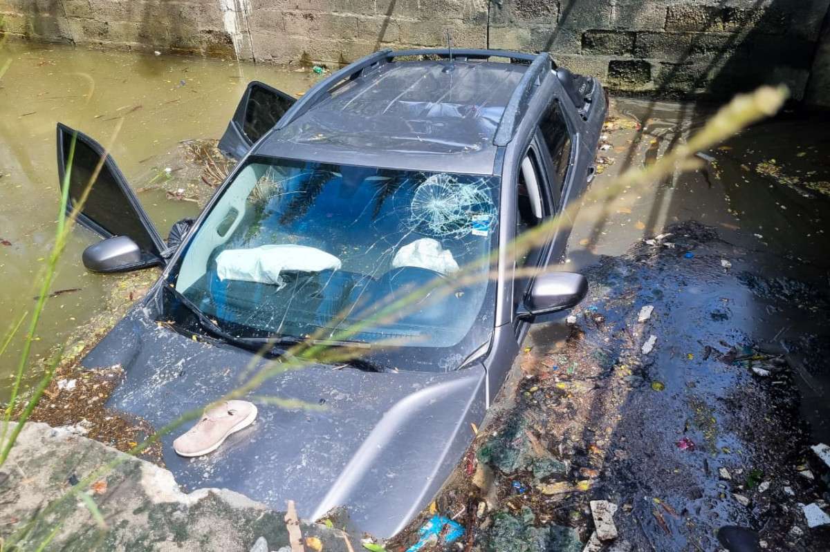 Carro caiu dentro de canal do Recife /Sandy James/ DP