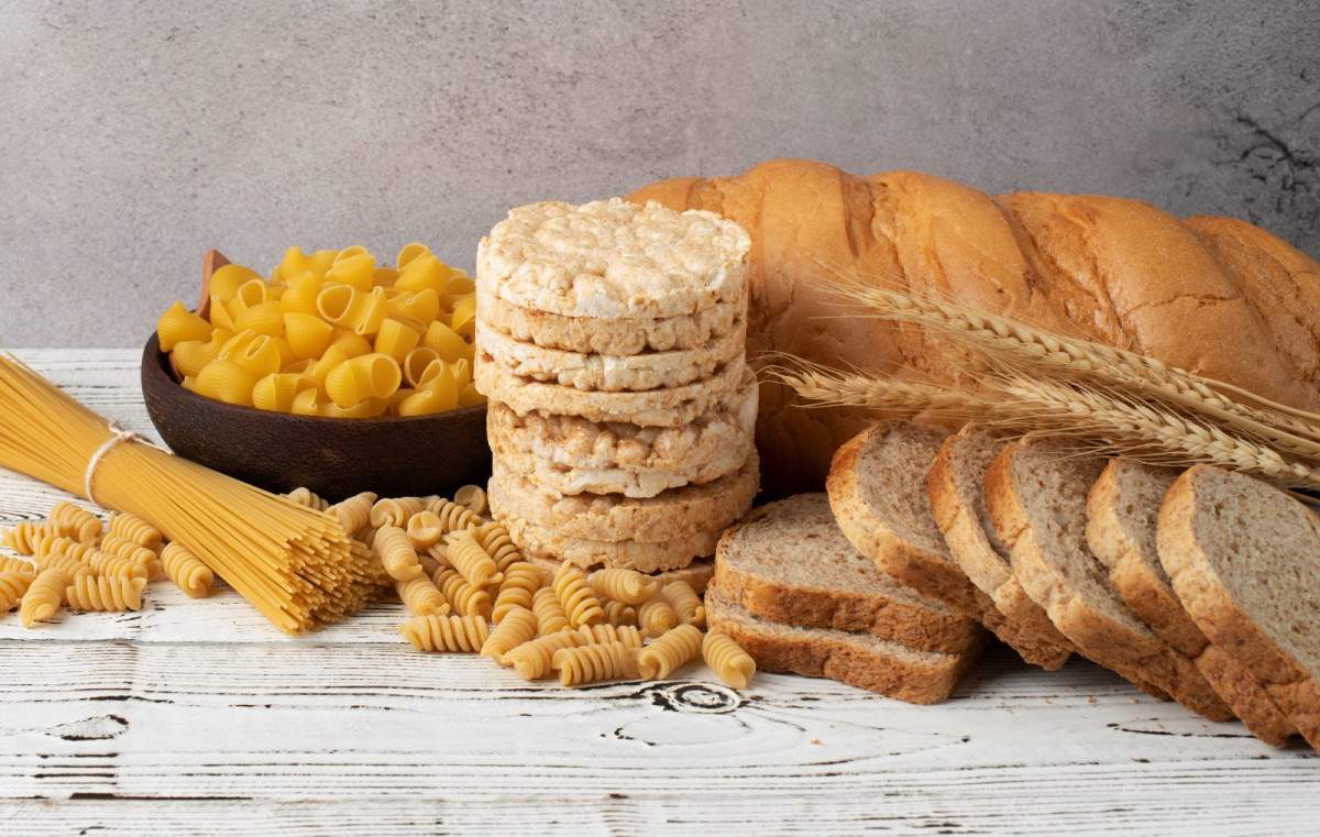 O carboidrato está presente em biscoitos, massas, bolos e pães/Freepik