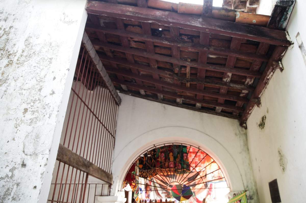 Cupins ameaçam vigas de madeira no Mercado da Ribeira, em Olinda (Marina Torres/DP Foto)