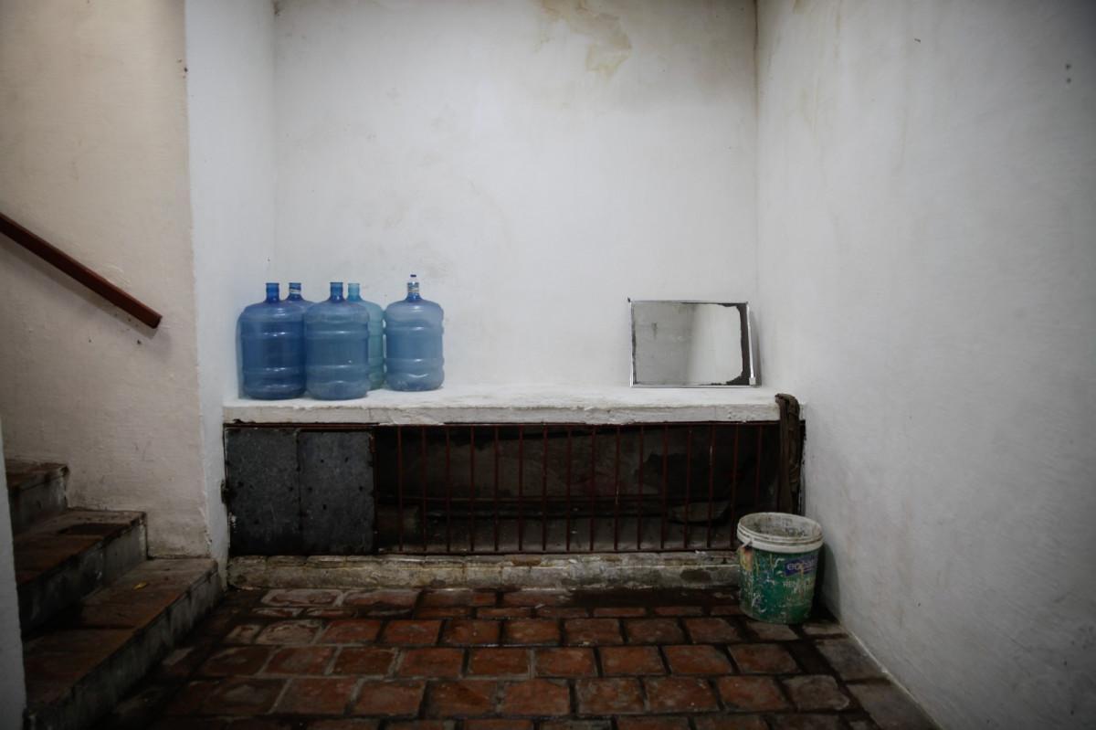 Comerciantes criticam situação dos banheiros do Mercado da Ribeira, em Olinda (Marina Torres/DP Foto)