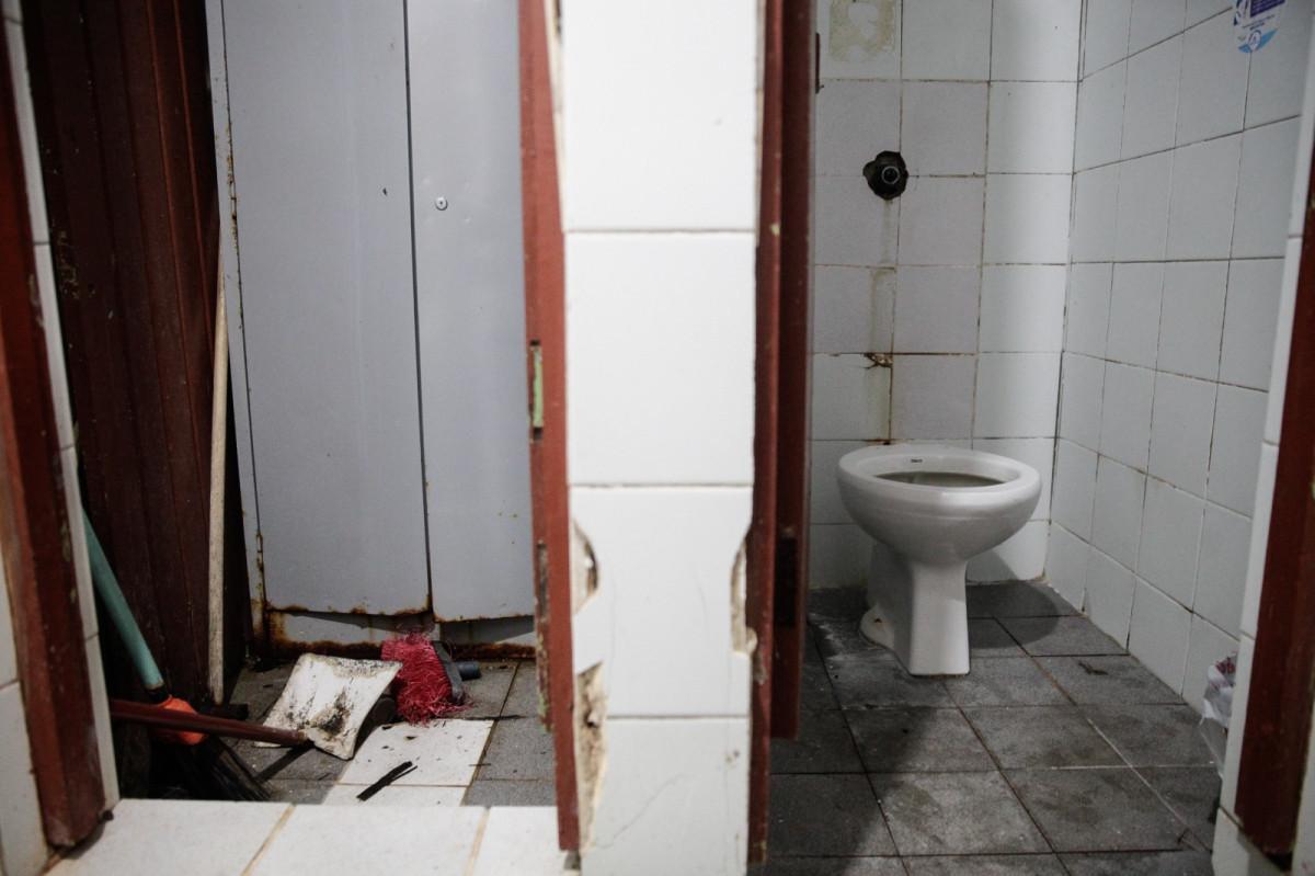 Comerciantes criticam situação dos banheiros do Mercado da Ribeira (Marina Torres/DP Foto)