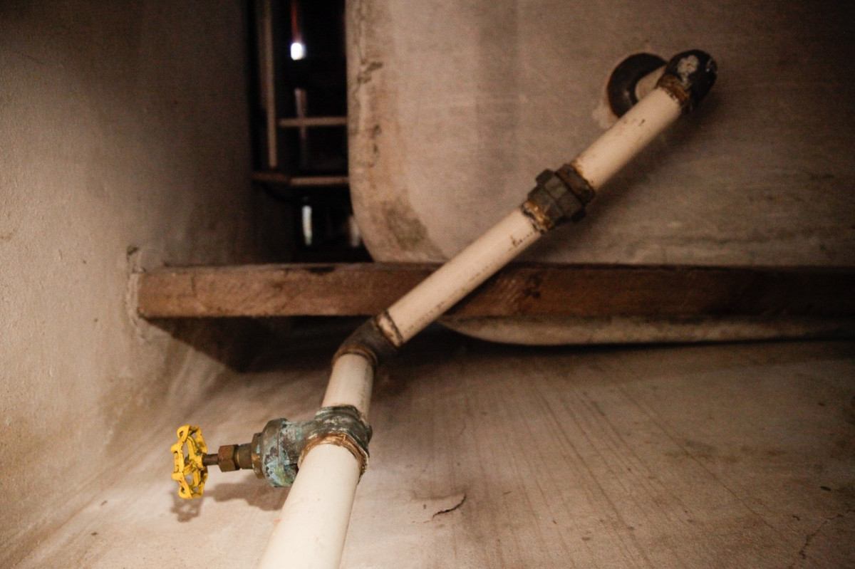 Caixa d'água de amianto segue no local (Marina Torres/DP Foto)