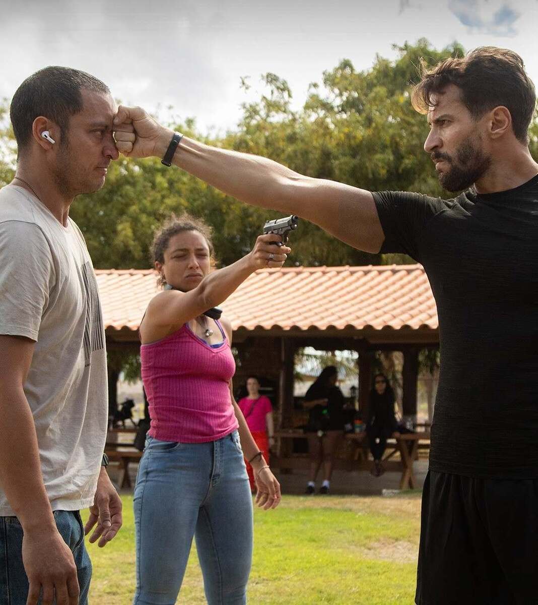 Embate entre Gastão, Ubaldo e Dinorah sintetiza o clima de guerra que atravessa a nova temporada de "Cangaço Novo" (Foto: Divulgação)