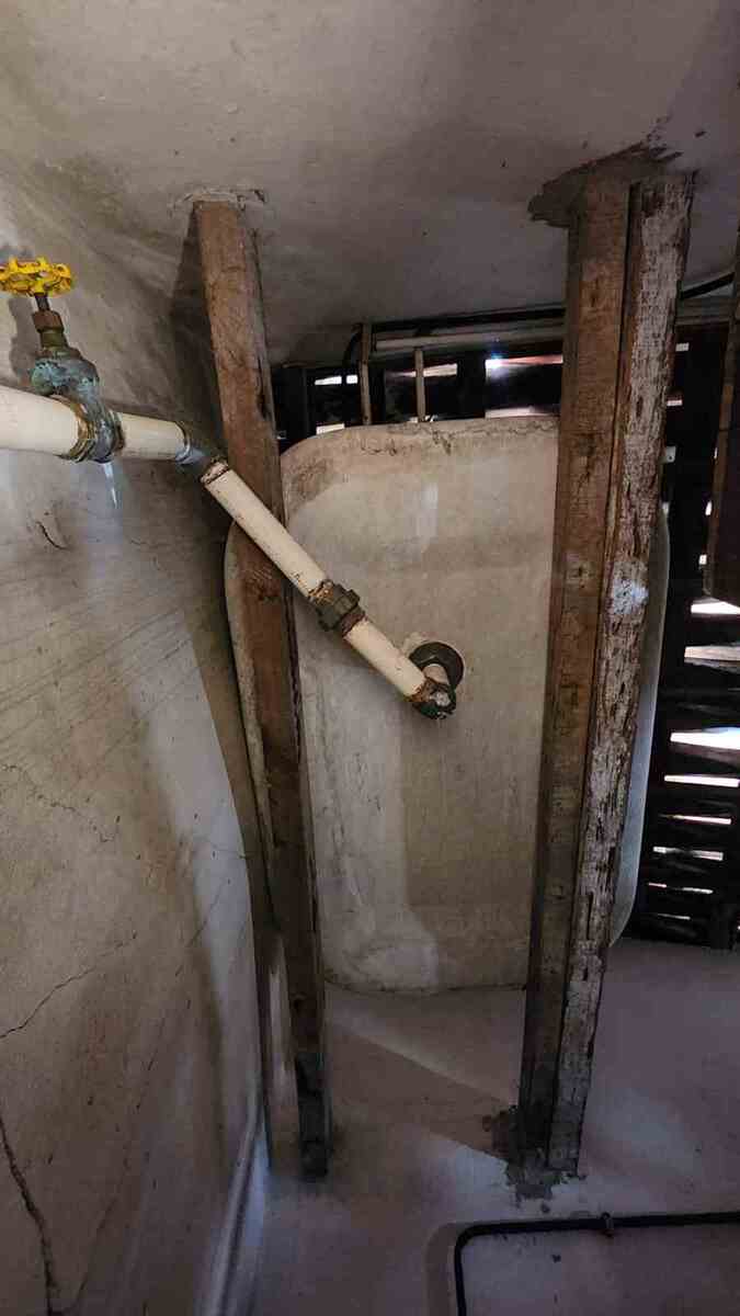 Caixa d'água de amianto segue no local (Marília Parente/DP)