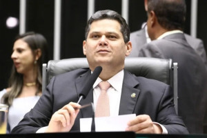 A an&aacute;lise do veto foi convocada pelo presidente do Congresso, Davi Alcolumbre, e pode impactar diretamente o tempo de pris&atilde;o e as condi&ccedil;&otilde;es para progress&atilde;o de regime dos envolvidos nos ataques &agrave;s sedes dos Tr&ecirc;s Poderes do dia 8 de janeiro de 2023