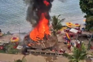 Quiosque ficou completamente destru&iacute;do pelas chamas