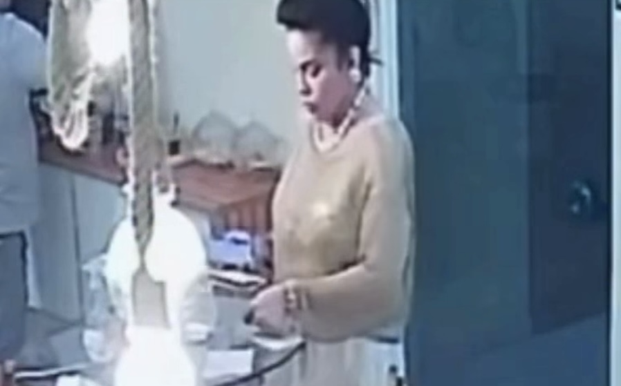 Vídeo mostra momento em que advogada furta celulares em loja no Recife/Reprodução/Redes Sociais