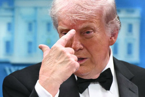 Donald Trump em entrevista coletiva ap&oacute;s tiroteio em hotel onde era anfitri&atilde;o de evento