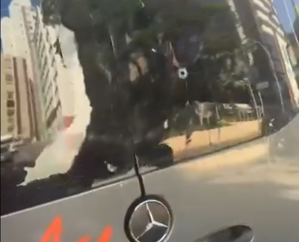 Reprodução/Redes sociais/Brega Bregoso/Marcas de tiro na em que Neiff estava durante ataque