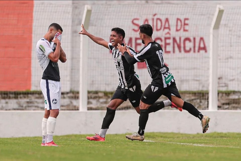 Jogadores do Central em comemoração de gol pela Série D/Rafael Melo / FPF