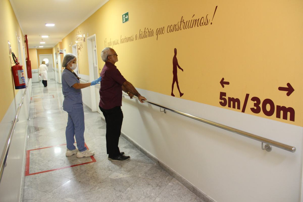 Os pacientes contam com acompanhamento das atividades físicas e sessões de fisioterapia/Divulgação