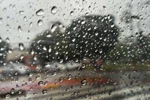 Foto ilustrativa de chuva no Recife