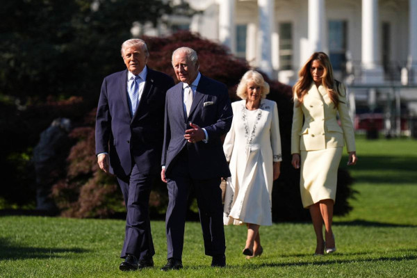 O presidente dos EUA, Donald Trump, a primeira-dama Melania Trump, o rei Charles III da Grã-Bretanha e a rainha Camilla da Grã-Bretanha durante visita dos monarcas ingleses aos EUA (Foto: AFP)