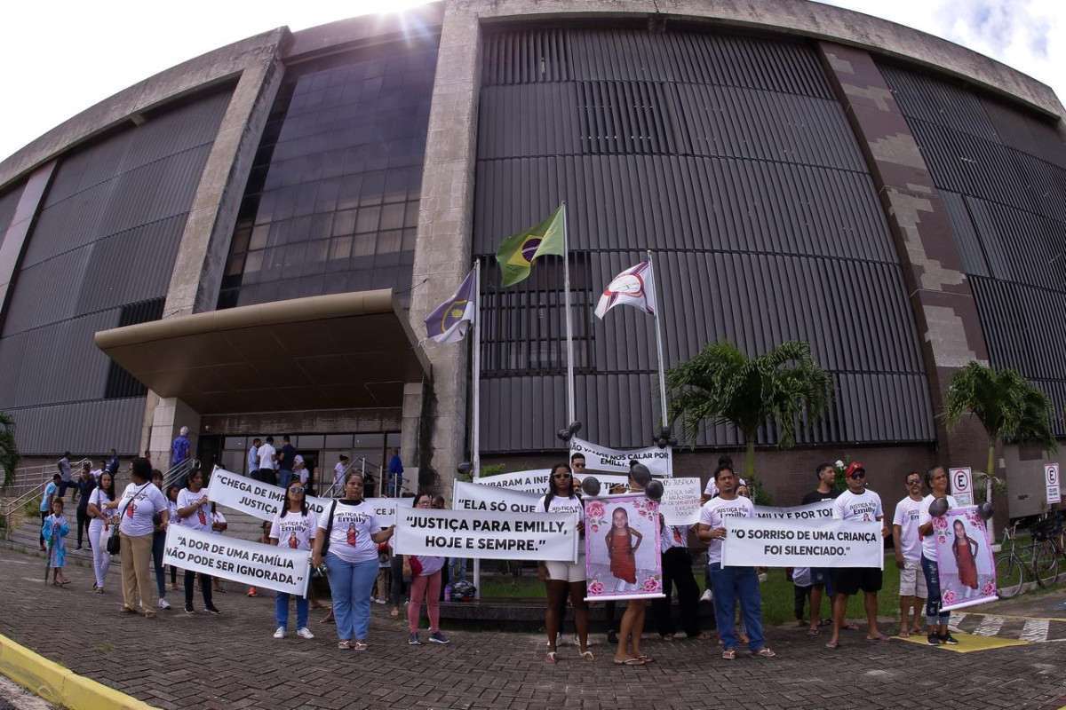 Família de Emilly Vitória se reúne em frente ao Fórum Desembargador Henrique Capitulino (Rafael Vieira/DP Foto)