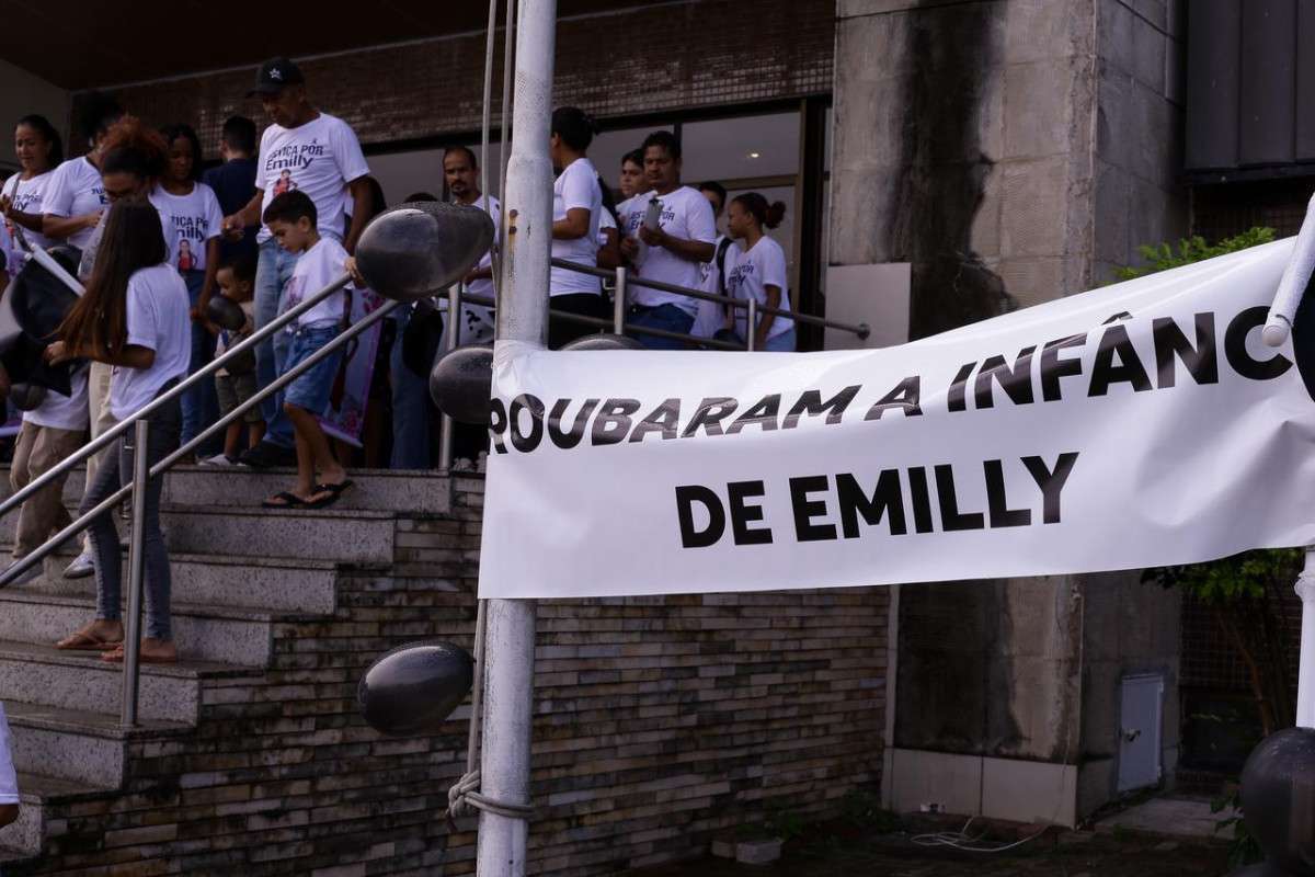 Família de Emilly Vitória se reúne em frente ao Fórum Desembargador Henrique Capitulino/Rafael Vieira/DP Foto