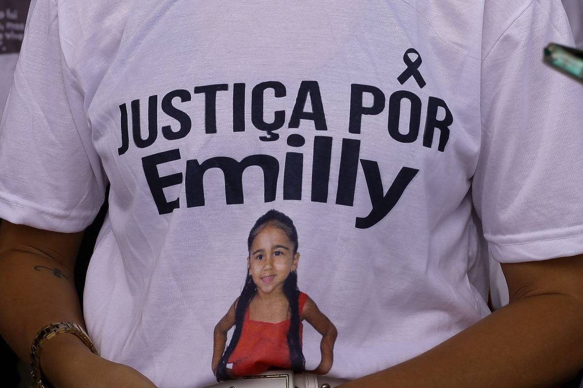 Família de Emilly Vitória se reúne em frente ao Fórum Desembargador Henrique Capitulino (Rafael Vieira/DP Foto)