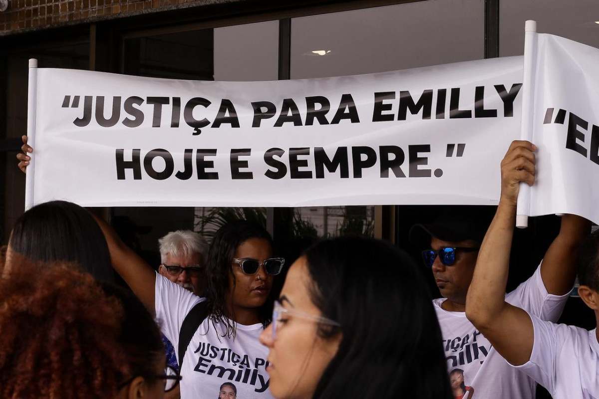 Família de Emilly Vitória se reúne em frente ao Fórum Desembargador Henrique Capitulino (Rafael Vieira/DP Foto)
