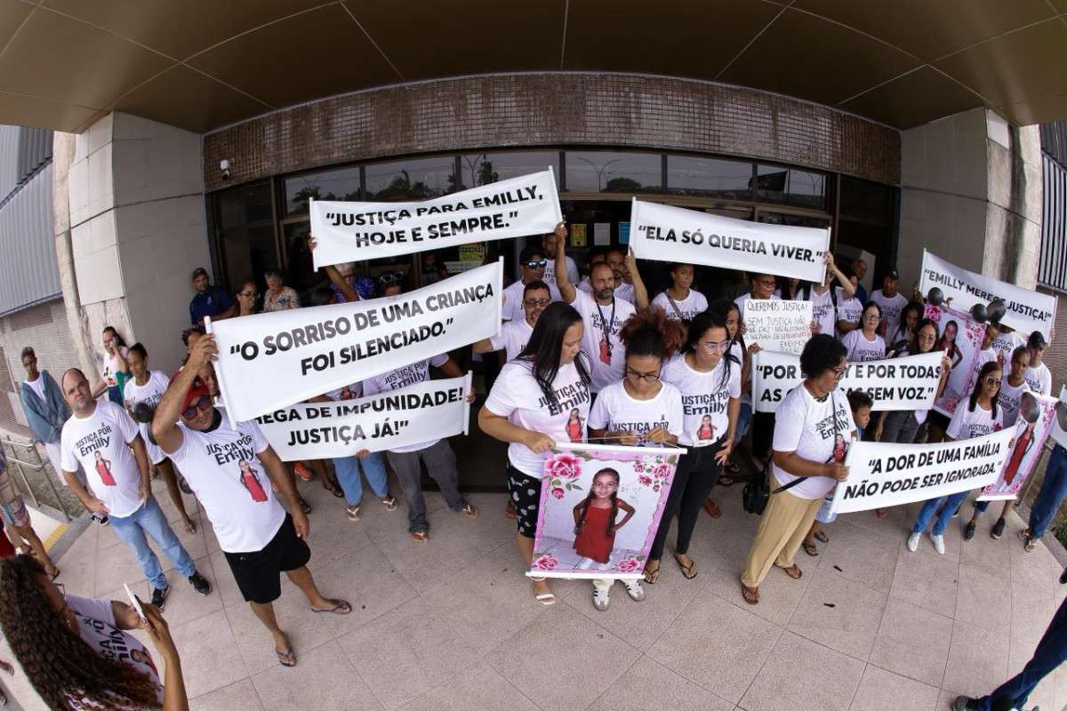 Família de Emilly Vitória se reúne em frente ao Fórum Desembargador Henrique Capitulino (Rafael Vieira/DP Foto)