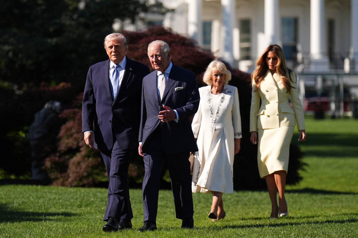 O presidente dos EUA, Donald Trump, a primeira-dama Melania Trump, o rei Charles III da Grã-Bretanha e a rainha Camilla da Grã-Bretanha durante visita dos monarcas ingleses aos EUA/Foto: AFP