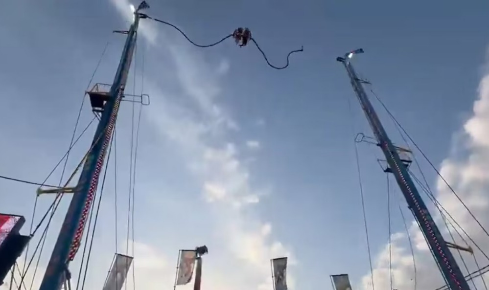 Cabo de brinquedo de parque de diversões se rompeu em Sevilha, na Espanha/Reprodução/X