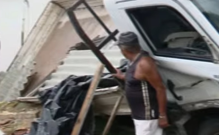 Caminhão desceu ladeira de ré e atingiu muro de casas na Várzea, no Recife /Redes Sociais 