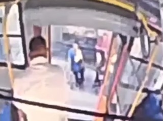 Imagem de ocorrência em ônibus foi  divulgada pelo Sindicato dos Rodoviários do Grande Recife /Sindicato dos Rodoviários/ Reprodução 