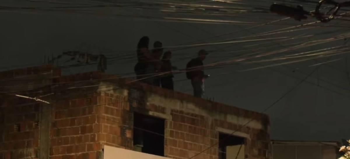 Trabalhador morre eletrocutado após encostar ferramenta em fio de alta tensão e cair de 8 metros no Recife
/REPRODUÇÃO/TV Guararapes