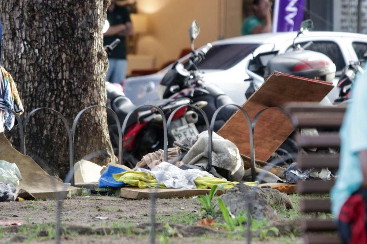 Pessoas em situação de rua na Praça Maciel Pinheiro (Foto: Marina Torres/DP Foto)