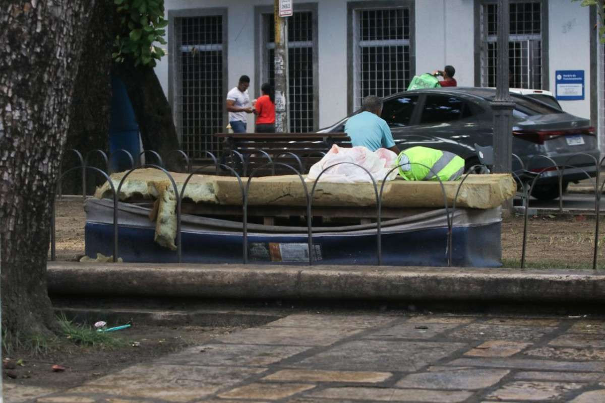 Pessoas em situação de rua na Praça Maciel Pinheiro (Foto: Marina Torres/DP Foto)