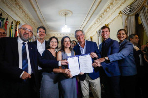 "Dia mais importante do nosso mandato", diz Raquel em assinatura da concess&atilde;o da Compesa