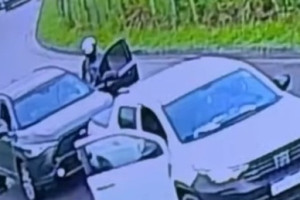 Bandidos roubam viatura da Secretaria de Administra&ccedil;&atilde;o Penitenci&aacute;ria na BR-232, em Jaboat&atilde;o, e s&atilde;o presos