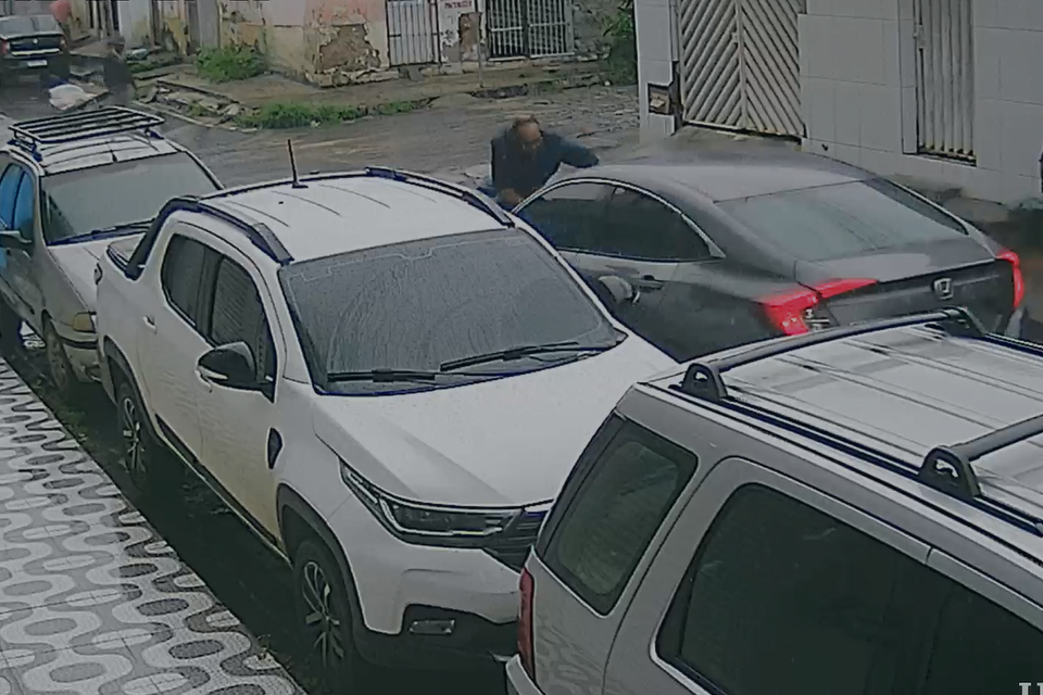 Advogada fugiu com carro durante cumprimento de ordem judicial em Caruaru/REPRODUÇÃO/CÂMERA DE SEGURANÇA