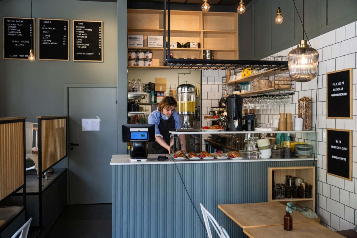 Café é inteiramente gerenciado por um chatbot de IA, com um barista humano executando os pedidos/Foto: Jonathan Nackstrand/AFP