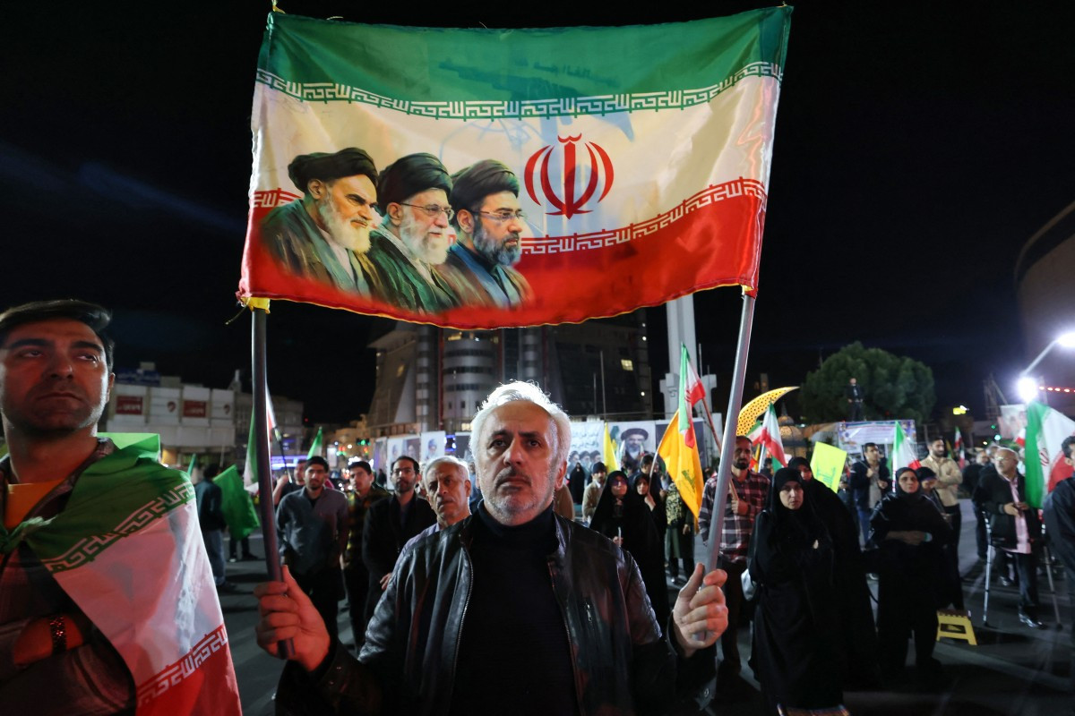 População durante manifestação a favor do líder supremo do Irã, Mojtaba Khamenei/Foto: ATTA KENARE/AFP