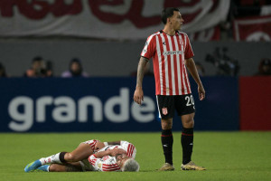 Arrascaeta vai passar por cirurgia ap&oacute;s fraturar clav&iacute;cula em jogo do Flamengo na Libertadores. 
