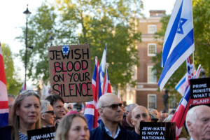 Protesto contra o antissemitismo em Londres (30/04/26).