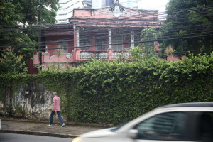Moradores temem desabamento de muro da mans&atilde;o dos Lundgren na Zona Norte do Recife