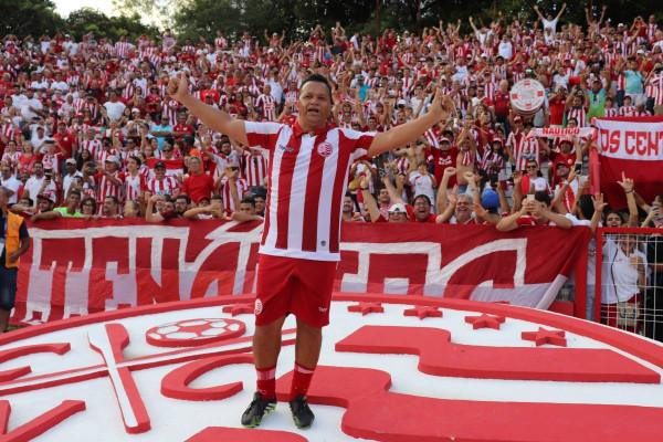 Ídolo do Náutico, Kuki completa 55 anos e recebe homenagem do Timbu