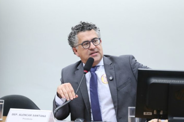 O deputado Alencar Santana (PT-SP) é o presidente da comissão especial que vai analisar as PECs que propõemo fim da escala 6 x 1 (Foto: Kayo Magalhães / Câmara dos Deputados)