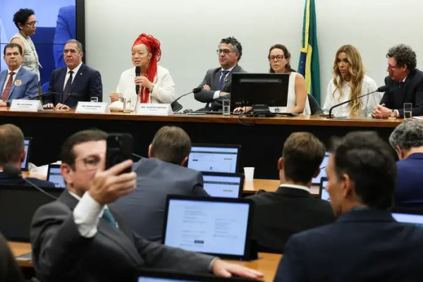 A comissão especial que vai analisar as PECs que propõemo fim da escala 6 x 1 (Foto: Lula Marques/Agência Brasil)