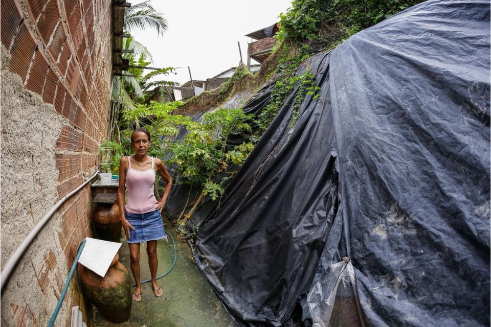 Simone convive com risco de deslizamento de barreira em área que sofre com impasse entre Jaboatão e Recife/Rafael Vieira/DP Foto 