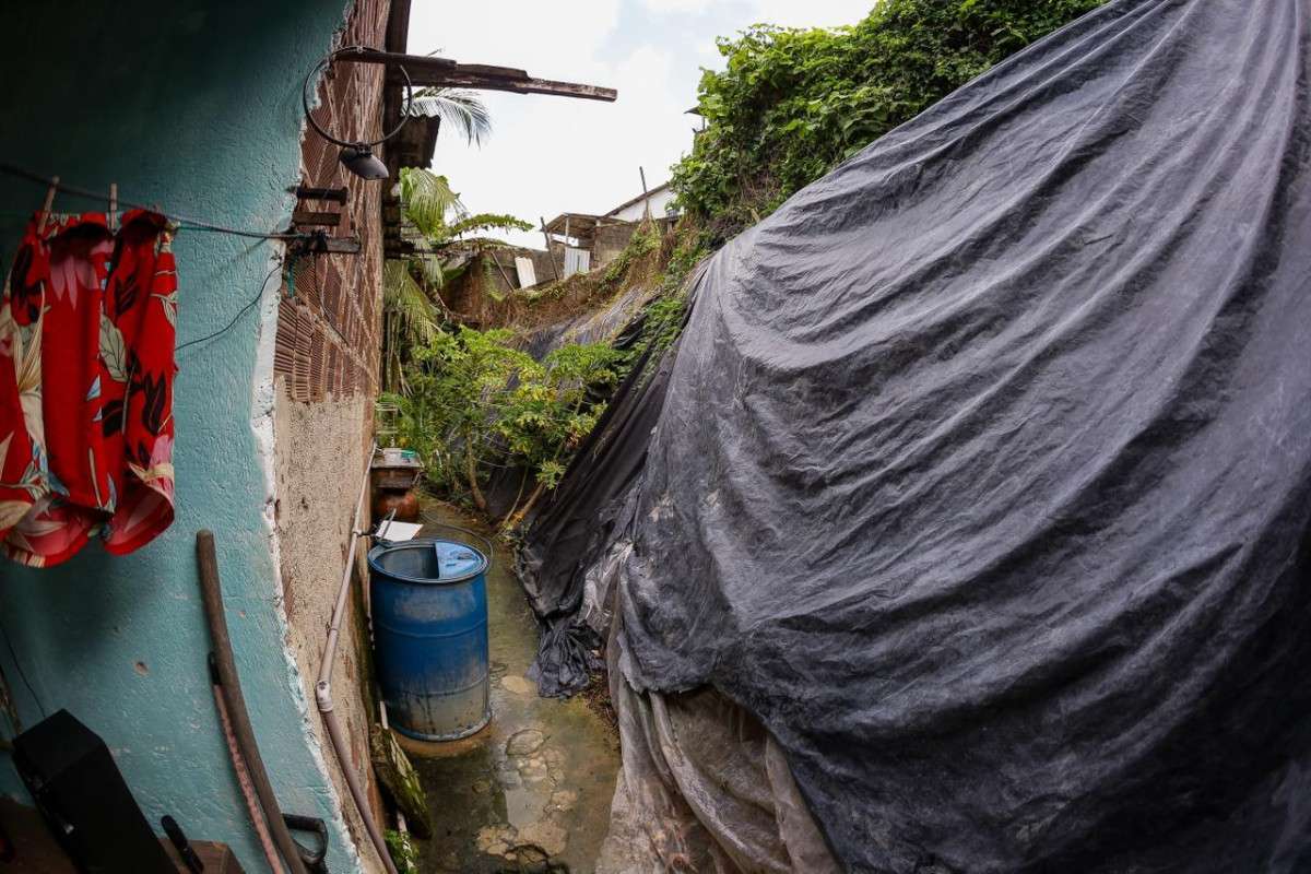 Simone convive com risco de deslizamento de barreira em área que sofre com impasse entre Jaboatão e Recife (Rafael Vieira/DP Foto)