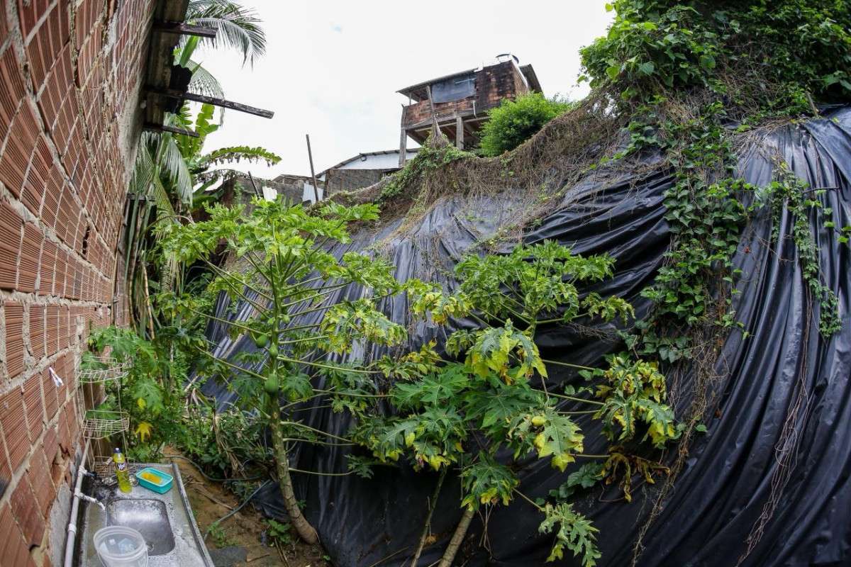 Simone convive com risco de deslizamento de barreira em área que sofre com impasse entre Jaboatão e Recife (Rafael Vieira/DP Foto)